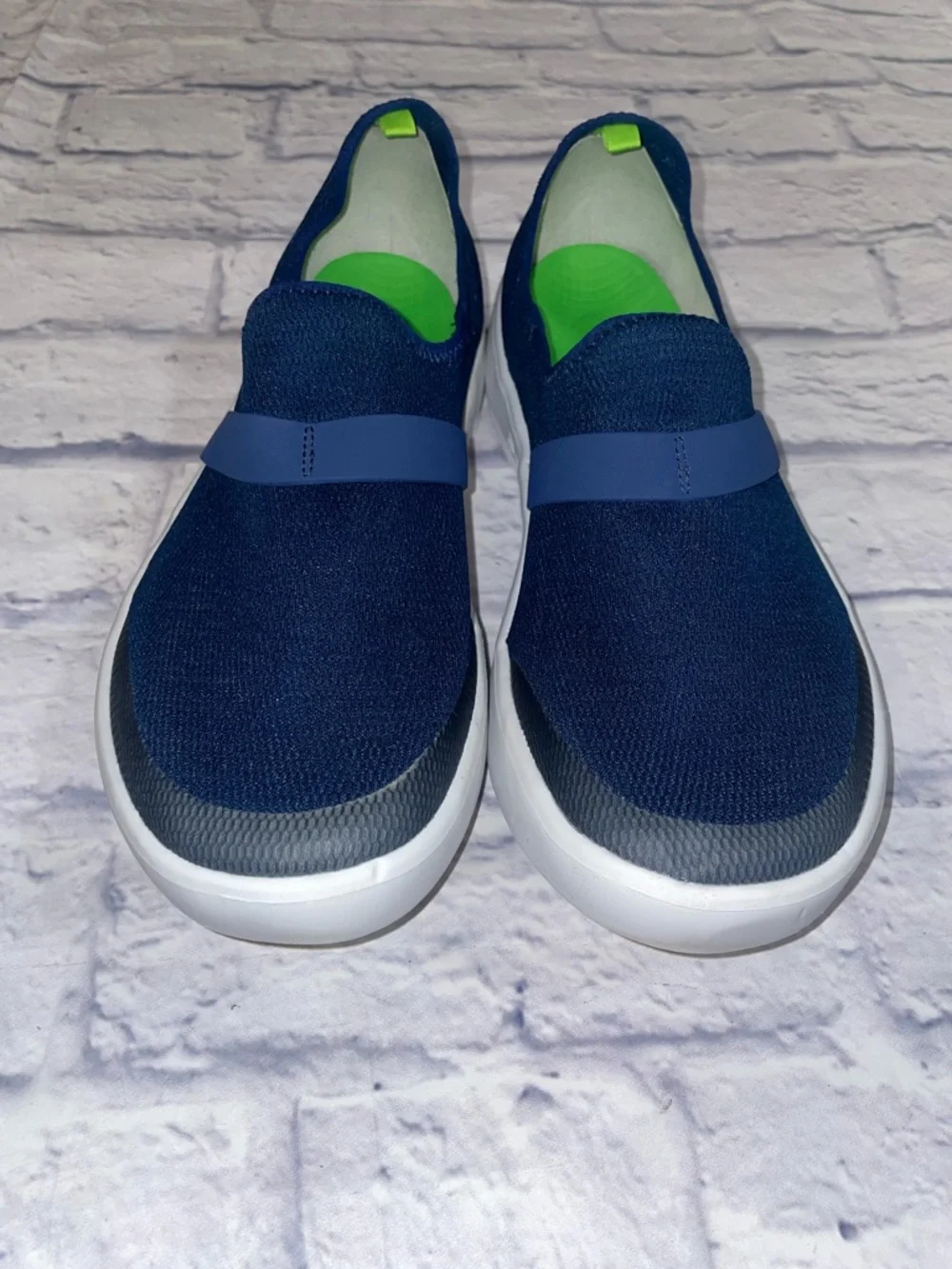 OOFOS OOmg EEZEE Low Recovery Navy and White. Size 11